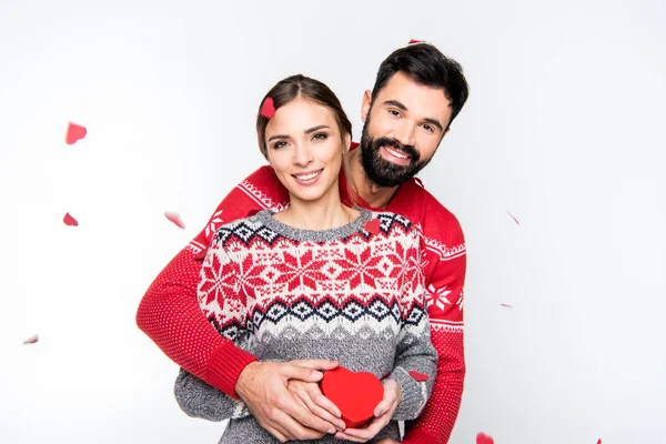 Casal de pé com coração vermelho — Fotografia de Stock