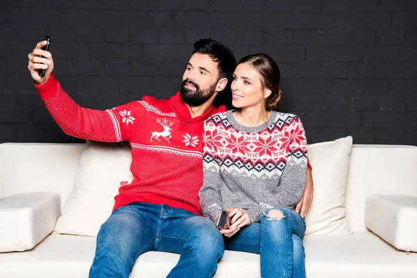 Pareja tomando selfie — Foto de Stock