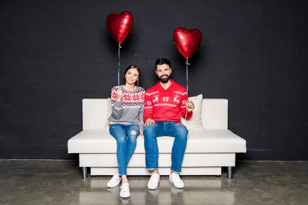 Casal com balões corações vermelhos — Fotografia de Stock