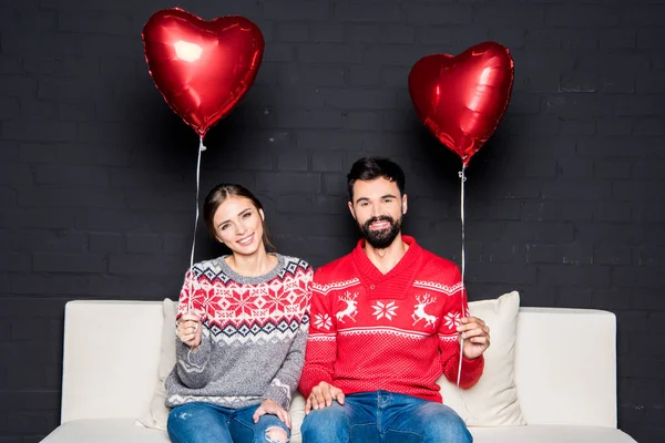 Echtpaar met rode harten ballonnen — Stockfoto