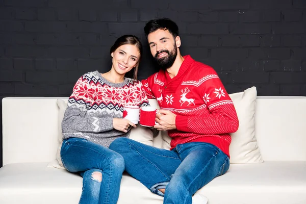 Feliz pareja bebiendo té caliente — Foto de Stock