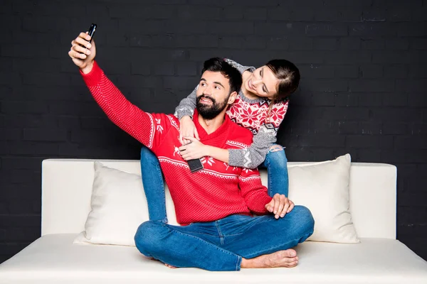 Couple taking selfie — Stock Photo, Image