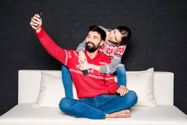 Casal tirando selfie — Fotografia de Stock