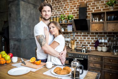 Mutfakta kucaklaşan çift.