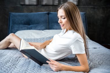 Kitap okuyan bir kadın. 