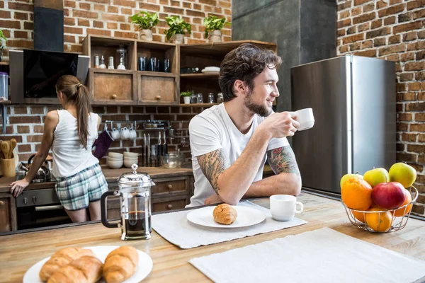 Homme souriant boire du café — Photo