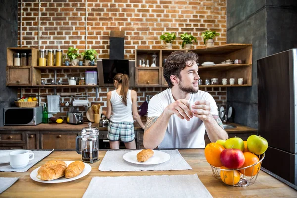 Homme souriant boire du café — Photo