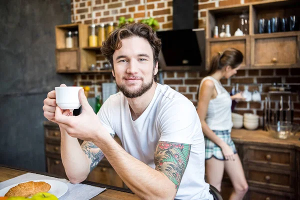 Uomo sorridente che beve caffè — Foto Stock
