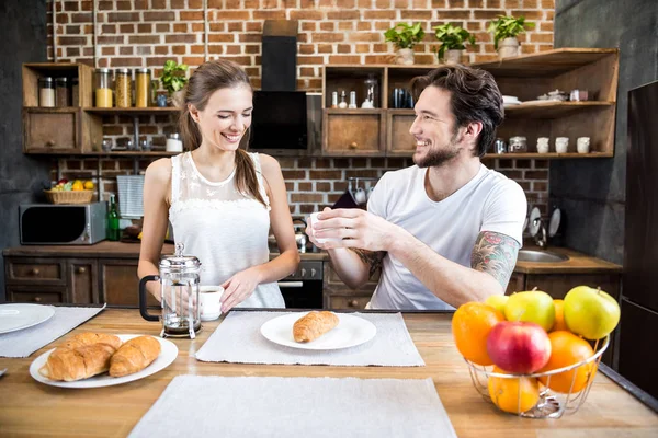 Couple souriant boire du café — Photo