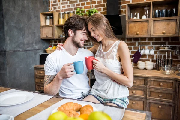 Pareja feliz bebiendo té — Foto de Stock