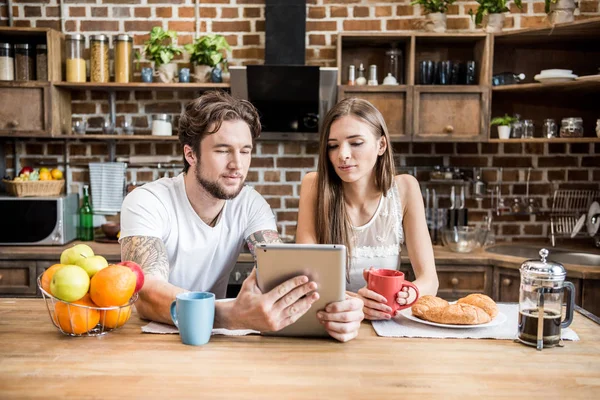 Cuplu folosind tabletă digitală la bucătărie — Fotografie, imagine de stoc