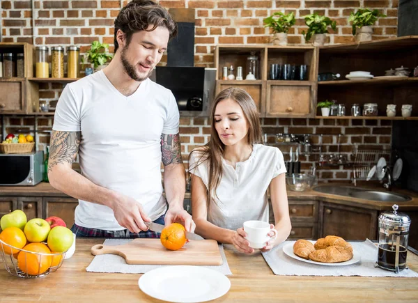 Mann schneidet Orange — Stockfoto