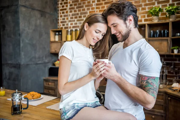 Paar bedrijf koffie beker — Stockfoto