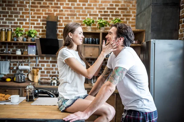 Pareja divirtiéndose en cocina —  Fotos de Stock