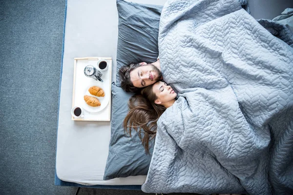 Uomo e donna che dormono — Foto Stock