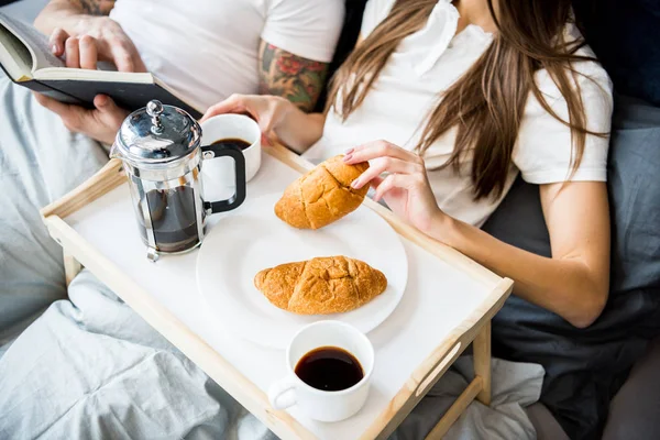 Mulher tem café da manhã na cama — Fotografia de Stock