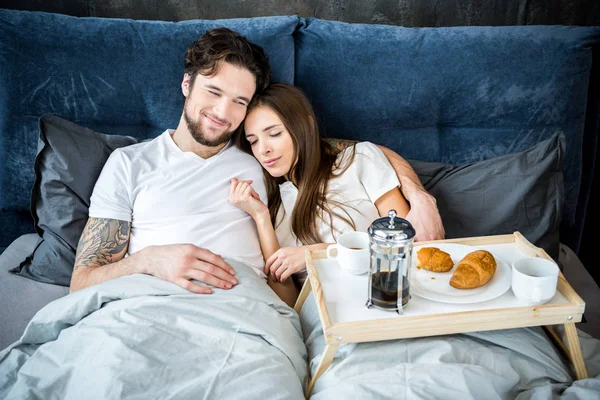 Pareja desayuna en la cama — Foto de Stock