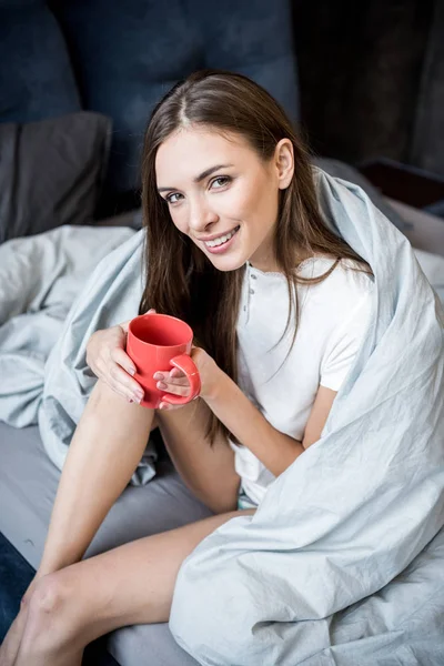 Жінка тримає чашку чаю Стокове Зображення