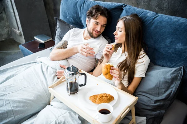 Couple prend le petit déjeuner au lit Images De Stock Libres De Droits