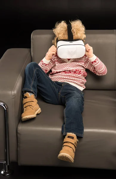 Enfant utilisant un casque de réalité virtuelle — Photo de stock