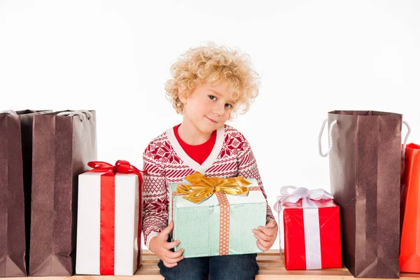 Niño con cajas de regalo y bolsas de compras - foto de stock