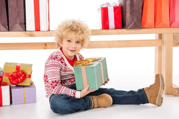 Kind mit Geschenkboxen und Einkaufstaschen — Stockfoto