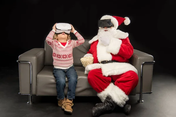 Niño y Papá Noel en auriculares de realidad virtual - foto de stock