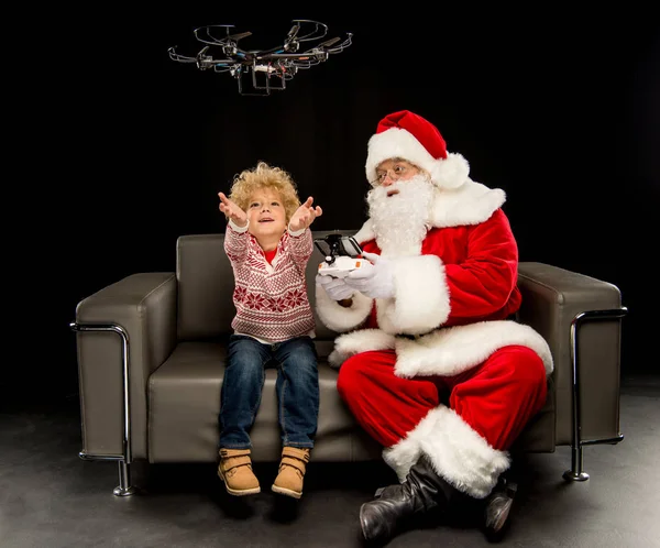 Дед Мороз с ребенком с помощью гексакоптера дрона — стоковое фото