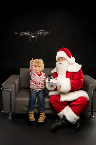 Père Noël utilisant un drone hexacopter avec enfant — Photo de stock