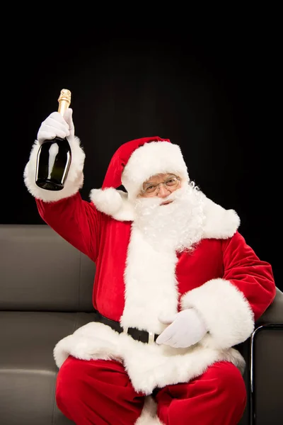 Père Noël tenant une bouteille de champagne — Photo de stock