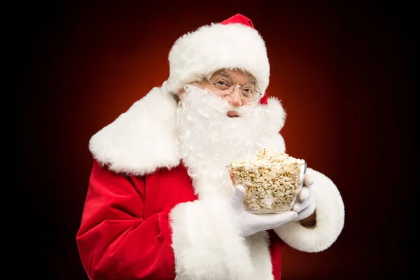 Santa Claus con tazón de palomitas de maíz - foto de stock