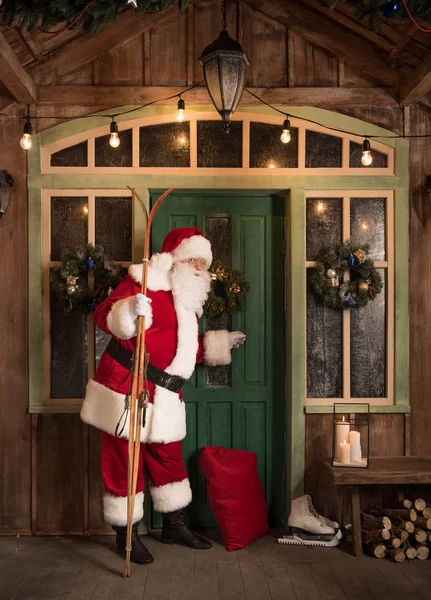 Père Noël frappe à la porte — Photo de stock
