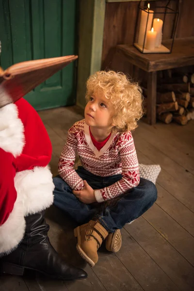 Niño escuchando cuento de hadas - foto de stock