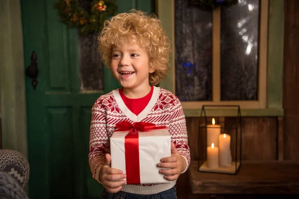Glückliches Kind mit Geschenkbox — Stockfoto