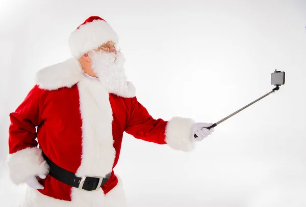 Glücklicher Weihnachtsmann macht Selfie — Stockfoto