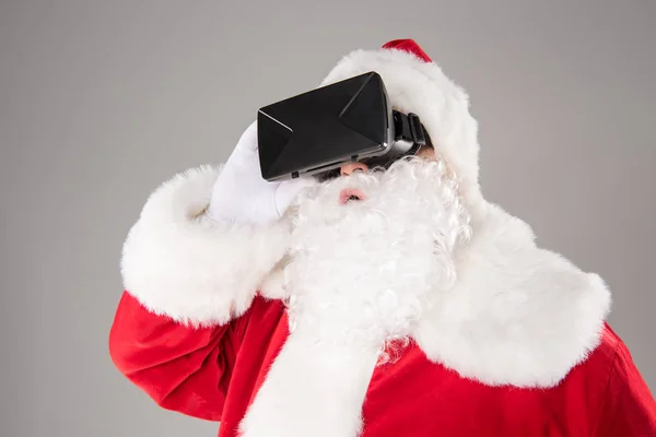 Père Noël portant casque de réalité virtuelle — Photo de stock