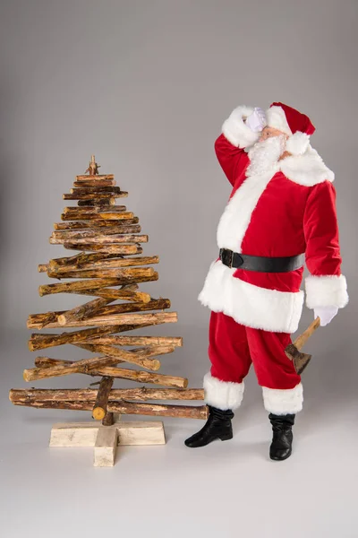 Cansado Papai Noel com árvore de Natal — Fotografia de Stock