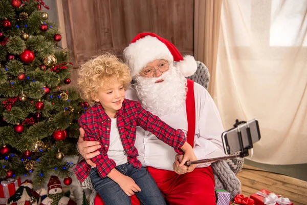 Санта-Клауса з дитиною на коліні — стокове фото