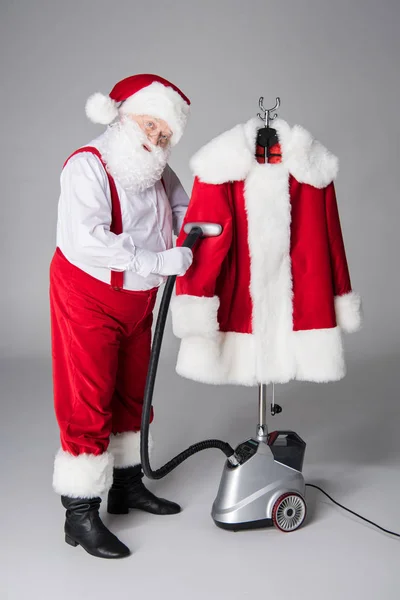 Papai Noel casaco de limpeza — Fotografia de Stock