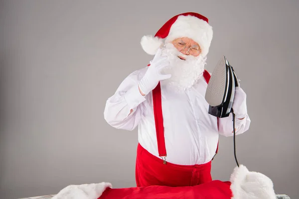 Manteau de repassage du Père Noël — Photo de stock