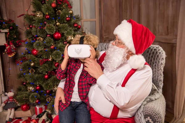 Child wearing virtual reality headset — Stock Photo