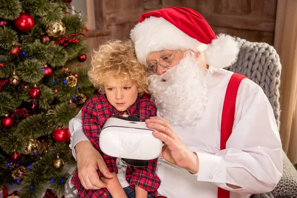 Niño con auriculares de realidad virtual - foto de stock