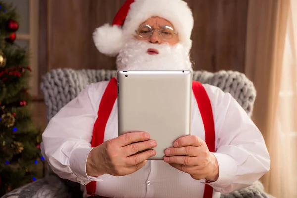 Santa claus en utilisant une tablette numérique — Photo de stock