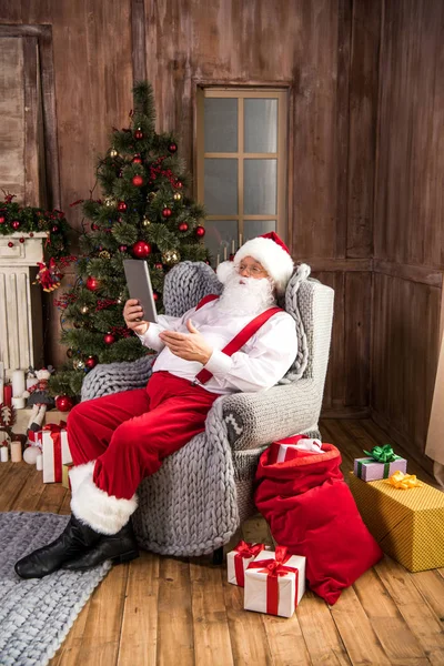 Santa Claus usando tableta digital - foto de stock