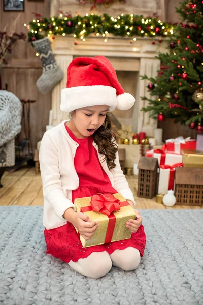 Enfant surpris regardant boîte cadeau — Photo de stock