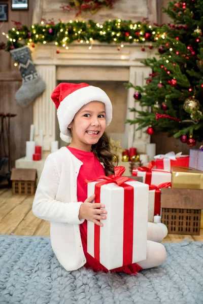 Niño feliz con caja de regalo grande - foto de stock