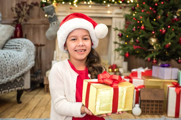 Enfant heureux montrant boîte cadeau — Photo de stock