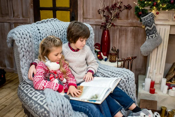 Children reading book — Stock Photo