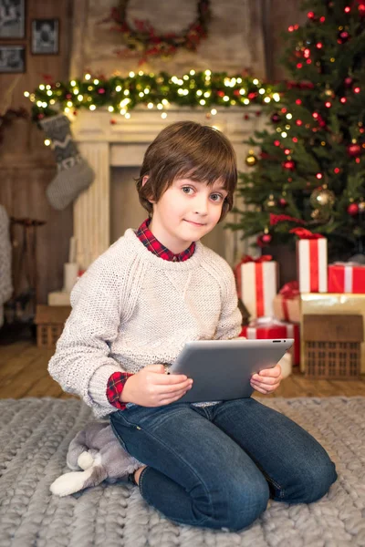 Kid using digital tablet — Stock Photo