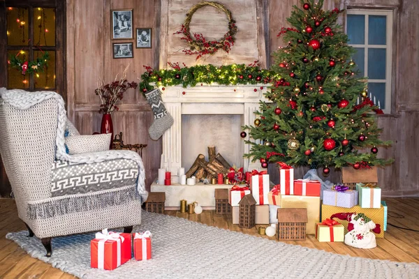 Montón de cajas de regalo bajo el árbol de Navidad - foto de stock